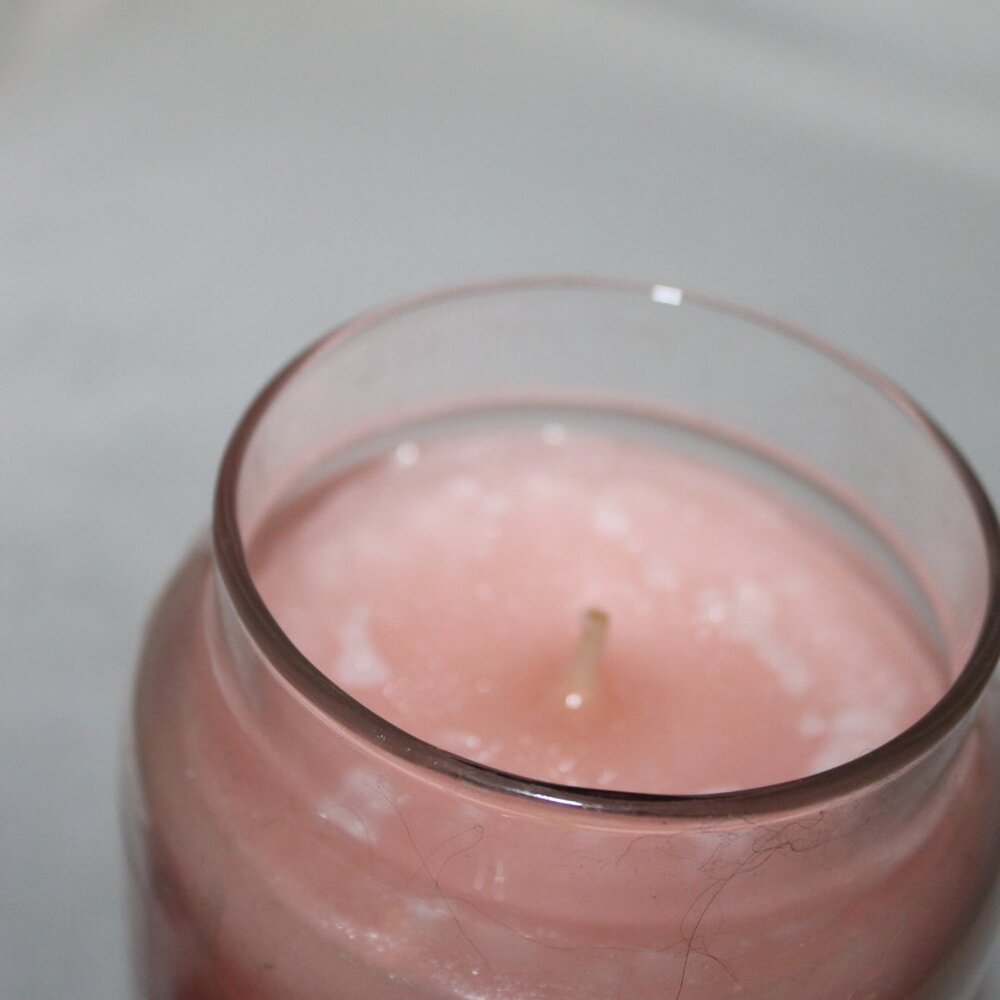New Yankee Candle 22 oz. Jar Candle in Pink Sands - Picture 3 of 3